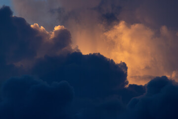 台風の後、太陽の光が当たり始めた雲模様2