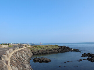 Naklejka premium 여름 제주도 해안도로 힐링 드라이브 Summer Jeju Island Coastal Road Healing Drive