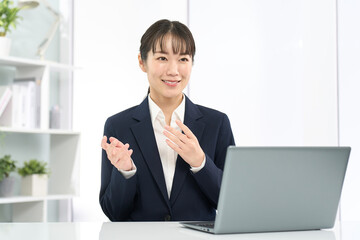 笑顔で商談をするビジネスウーマン