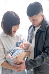 A mother and father in her 20s living in Yilan, Taiwan, taking care of a one-month-old Taiwanese baby
台湾宜蘭に住む２０代の母親と父親が生後一ヶ月の台湾人の赤ちゃんをお世話している様子