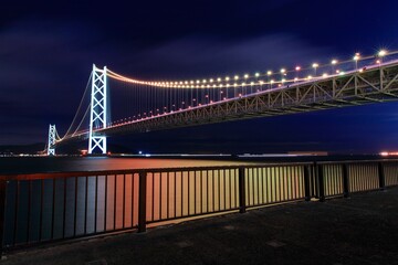 明石海峡大橋のライトアップ（冬季バージョン）