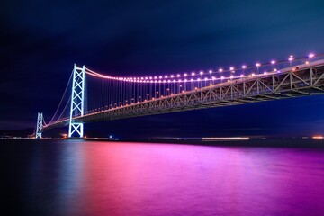 明石海峡大橋のライトアップ（アメジスト）