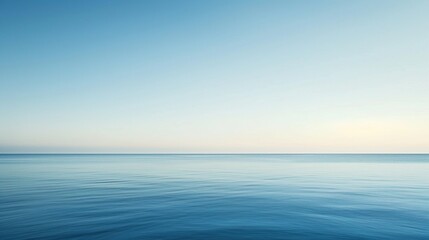 Vista minimalista del océano azul pacífico con cielo despejado al amanecer, transmitiendo paz y tranquilidad