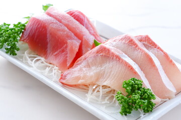 新鮮なお刺身の二種盛り（まぐろ、ブリ）
