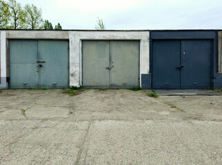 Fototapeta na wymiar garaże samochodowe w szeregu z metalowymi bramami
