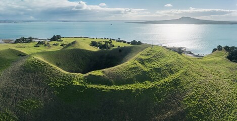 The volcano and crater of Browns Island in the Waitamata Harbour. , Auckland, Auckland, New Zealand. - obrazy, fototapety, plakaty
