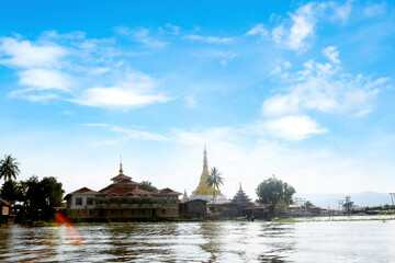 Obraz premium A Myanmar pagoda landmark resembling Inlay.