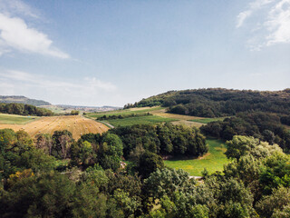 Obraz premium Vue aérienne d'un paysage rural varié. Paysage d'agriculture et de forêts. Paysage de campagne. Polyculture rurale. Paysage de Bourgogne. Alternance de cultures agricoles. Champs, prés, vignes, forêt