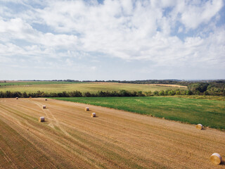 Obraz premium Paysage rural. Vue aérienne de l'agriculture. Bottes de paille dans un champ. Bottes de foin dans un pré. L'agriculture en été. Paysage agricole.