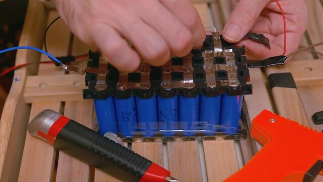 Constructing lithium battery with welding machine