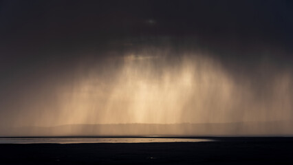 Obraz premium Beautiful moody storm skies over ocean landscape with distant heavy rainfall