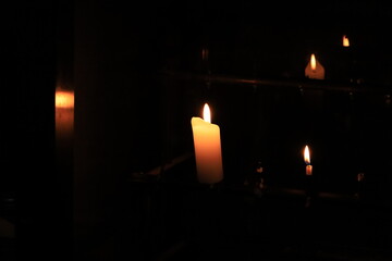 夜のお寺でローソクに火がともる