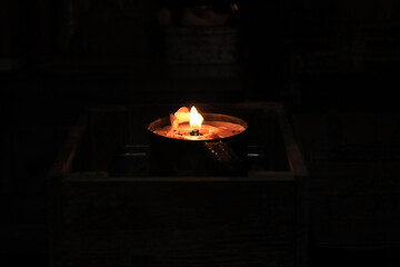 夜のお寺でローソクに火がともる