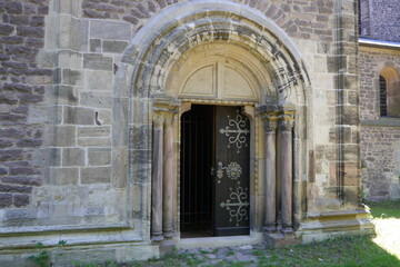 Portal romanisches Kloster auf dem Petersberg bei Halle - obrazy, fototapety, plakaty