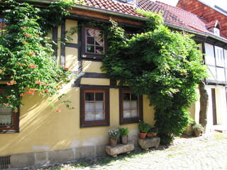 Gasse am Schloßberg  in der Fachwerkstadt Quedlinburg im Nördlichen Harzvorland in Sachsen-Anhalt