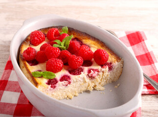 Raspberry cheesecake in a tin