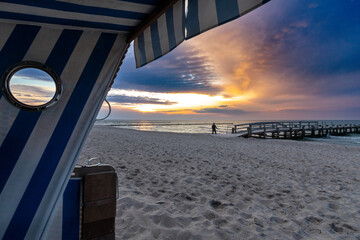 Zum Sonnenuntegang am Strand in Zingst an der Ostsee.