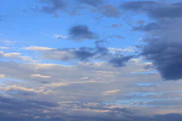 Obraz premium 秋の青空に曇のある夕暮れ