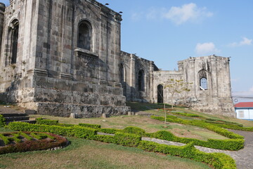 Fototapeta na wymiar Parkanlage an der Kirchenruine Sankt Jakobus in Cartago in Costa Rica