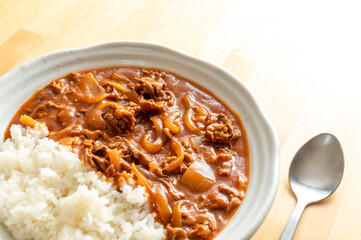 お米にのせられた美味しいハヤシライス