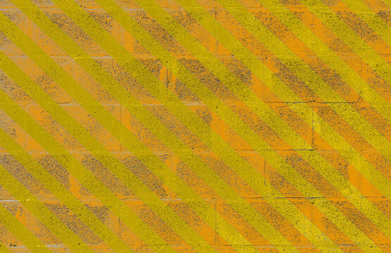 Peinture bandes obliques sur mur de parpaings 