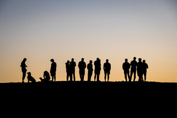 Fototapeta na wymiar Menschen bei Sonnenuntergang