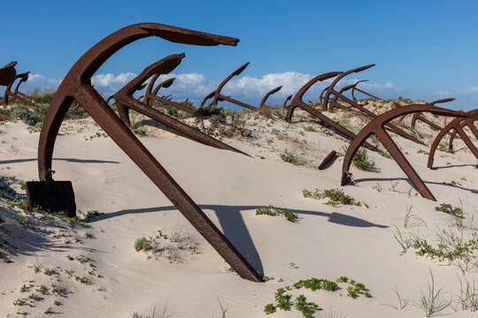 Cimeti&egrave;re des ancres sur la plage de Barril &agrave; Tavira, au Portugal