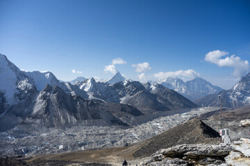 Obraz premium The snow-covered landscape of the Himalayas is an unforgettably beautiful sight.