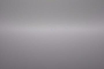 Eleganter wei&szlig;er abstrakter Hintergrund mit gl&auml;nzenden Linien. Minimales Vektorstreifendesign. Modernes einfaches Texturgrafikelement. Glatte und saubere subtile Vektorillustration