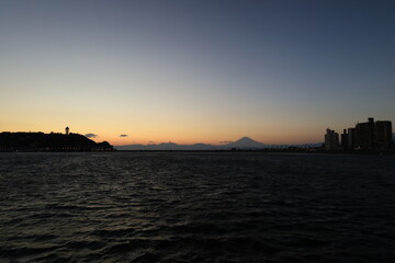 Fototapeta premium 日没後の江ノ島と富士山のある風景 夕景