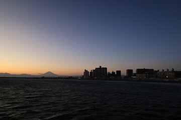 Naklejka premium 日没後の江ノ島と富士山のある風景 夕景