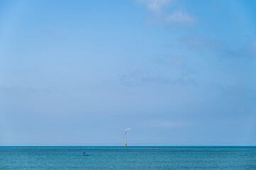 海に立つ風力発電とマリンスポーツ