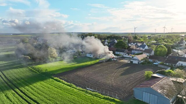 Maison en flammes dans un petit village.
