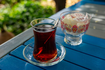 Türkei: Tee, Cai trinken in einem einheimischen Garten-Lokal, Cafe, Restaurant, typische...