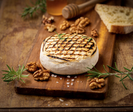 grilled cheese with nuts and erbs