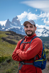 Hombre senderista sonriente y feliz en su excursión por El Chalten. Patagonia Argentina. Fotografia vertical