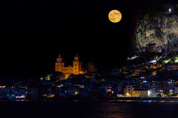 La cattedrale di Cefalù e la luna