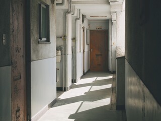 古い団地の外廊下