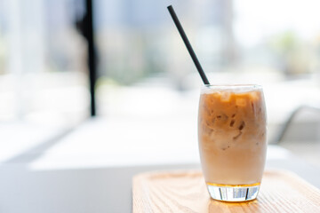 カフェのテーブルの上にあるアイスコーヒー