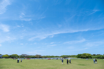 青空の下、休日を海の中道海浜公園芝生広場で過ごす