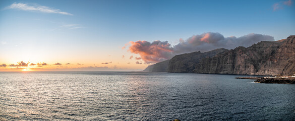 Teneriffa, Spanien: Panorama der Los Gigantes Felsklippen bei Sonnenuntergang