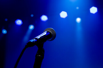 Obraz premium Blue concert lights with microphone without singer. empty stage