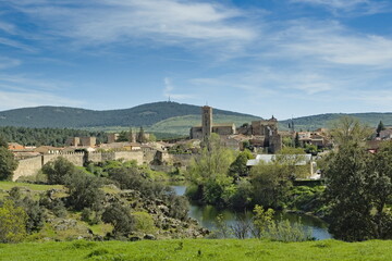 Fototapeta na wymiar beautiful view of the town of buitrago de lozoya
