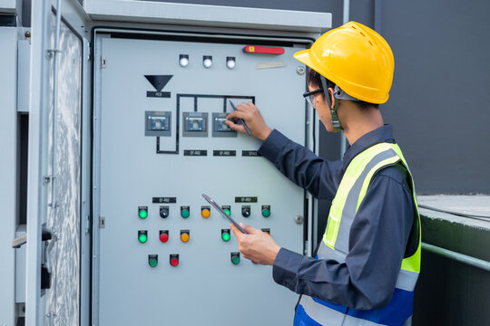Engineer checks MDB, AMCC, AHU cabinet status, link to control room.
