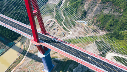The Longli River Bridge in Guizhou was officially opened to traffic on April 27th.
