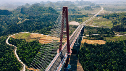 The Longli River Bridge in Guizhou was officially opened to traffic on April 27th.