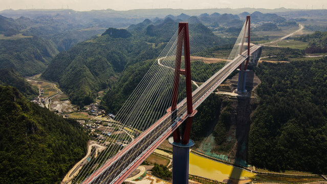 The Longli River Bridge in Guizhou was officially opened to traffic on April 27th.