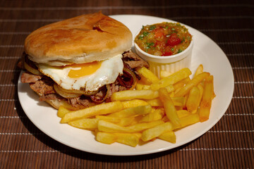 Sandwich chemilico con churrasco, cebolla y huevo