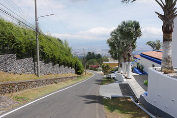 Straße bei San Antonio in den Bergen von Escazú Berglandschaft bei San José in Costa Rica