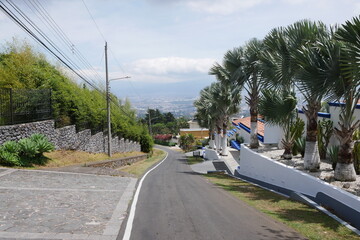 Straße bei San Antonio in den Bergen von Escazú Berglandschaft bei San José in Costa Rica